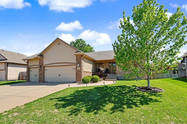 2113 N Walnut Creek Dr, Derby, KS 67037