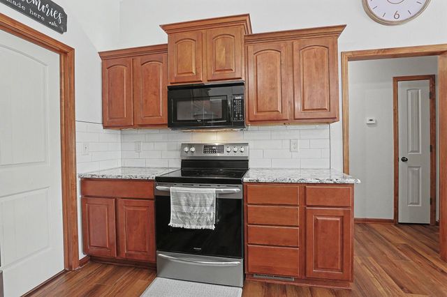 2113 N Walnut Creek Dr, Derby, KS 67037