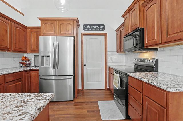 2113 N Walnut Creek Dr, Derby, KS 67037