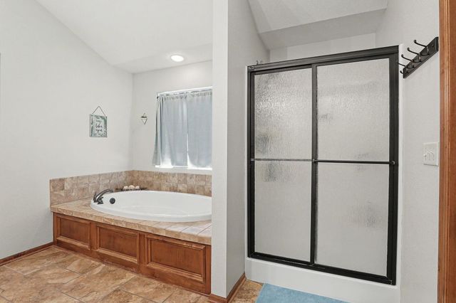 2113 N Walnut Creek Dr, Derby, KS 67037