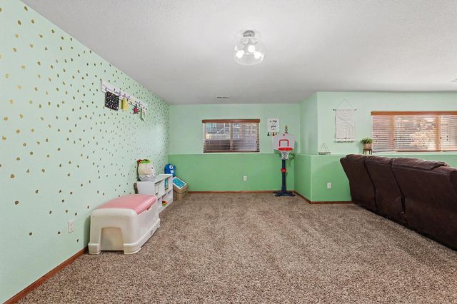 2113 N Walnut Creek Dr, Derby, KS 67037