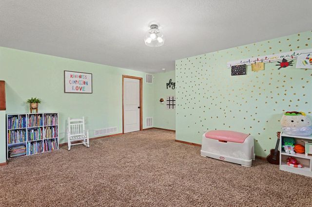 2113 N Walnut Creek Dr, Derby, KS 67037