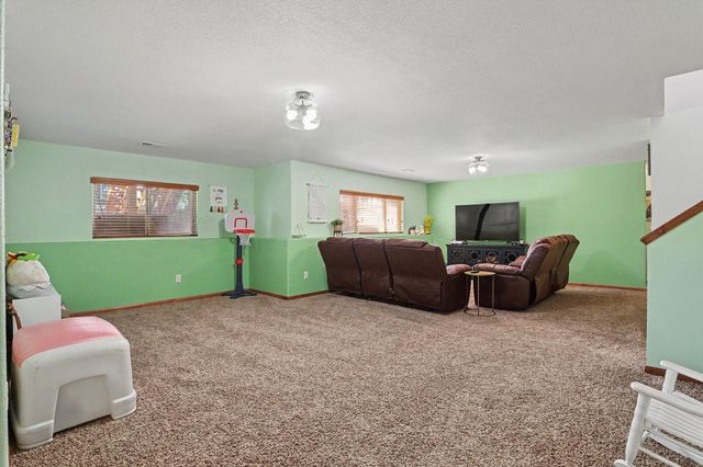 2113 N Walnut Creek Dr, Derby, KS 67037