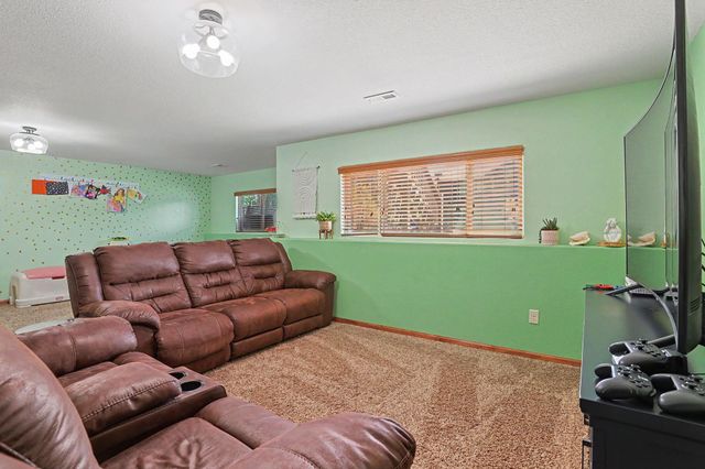 2113 N Walnut Creek Dr, Derby, KS 67037