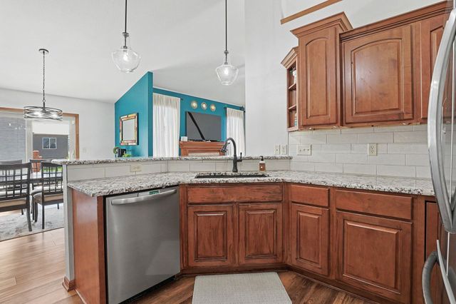 2113 N Walnut Creek Dr, Derby, KS 67037