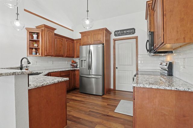 2113 N Walnut Creek Dr, Derby, KS 67037