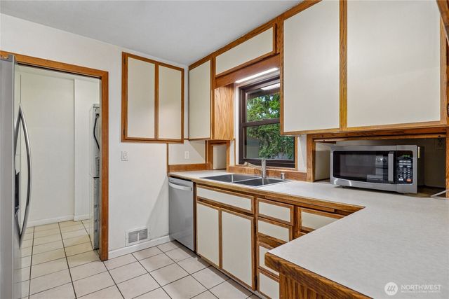 4223 Robin Road W, University Place, WA 98466