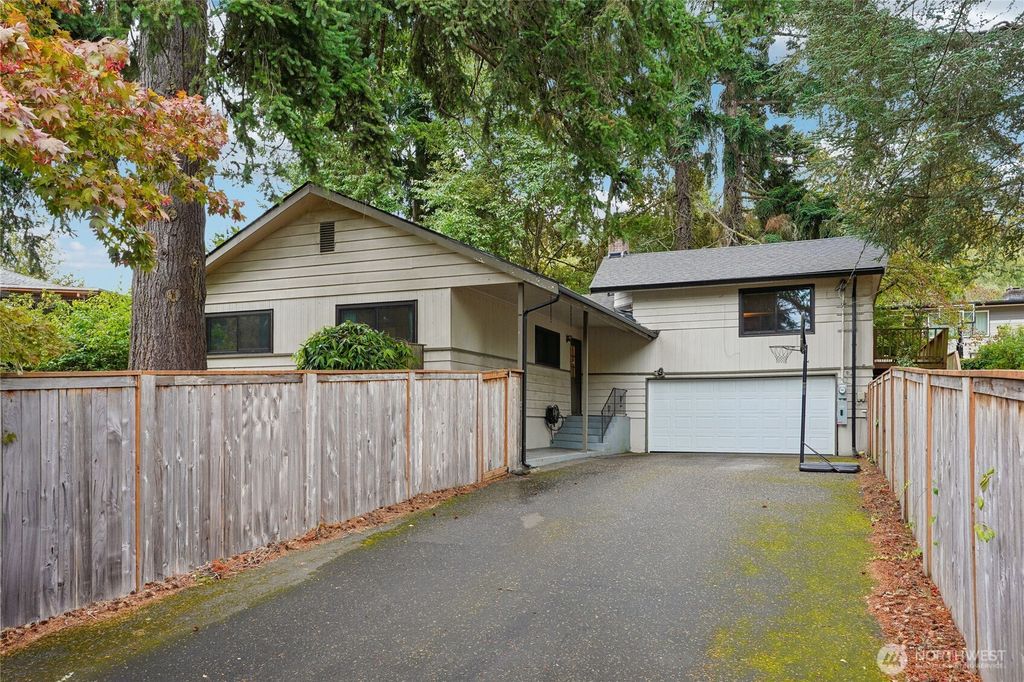 4223 Robin Road W, University Place, WA 98466