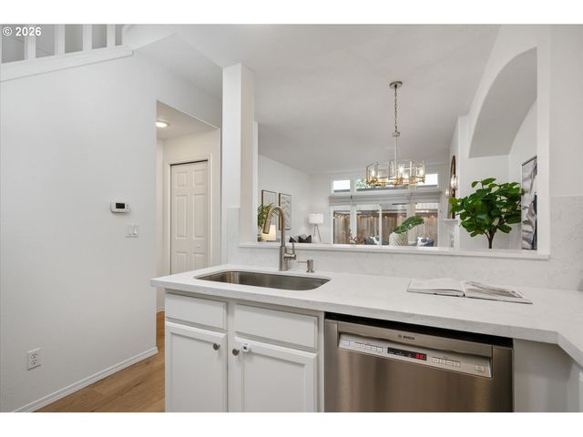 2341 Nw OVERTON St, Portland, OR 97210