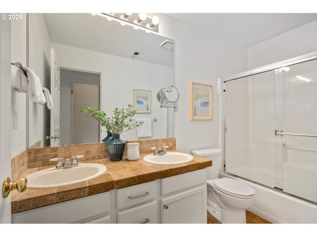 2341 Nw OVERTON St, Portland, OR 97210