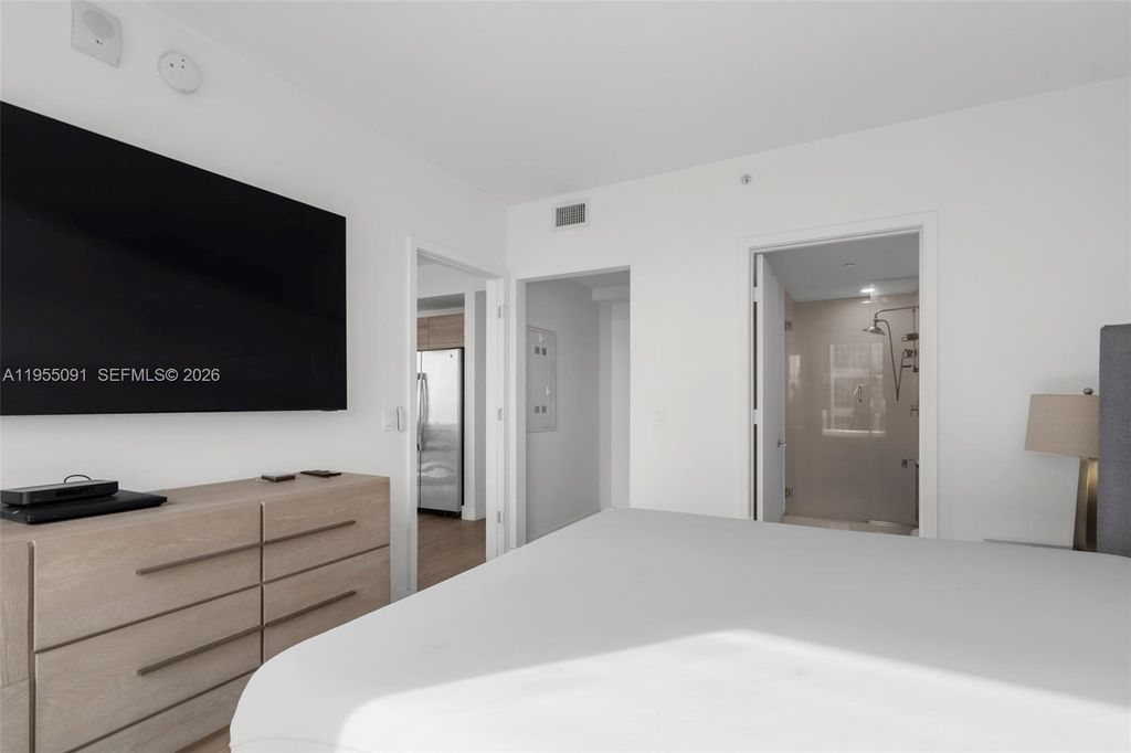 Image 6 of property listing at 121 NE 34th St 3001, Miami, FL 33137