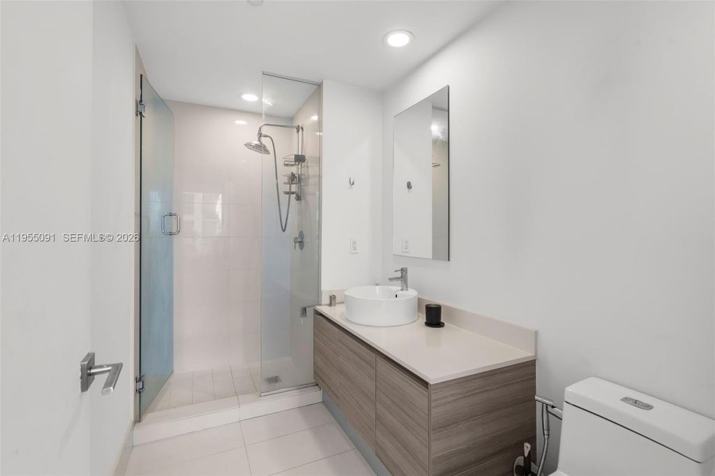 Image 9 of property listing at 121 NE 34th St 3001, Miami, FL 33137