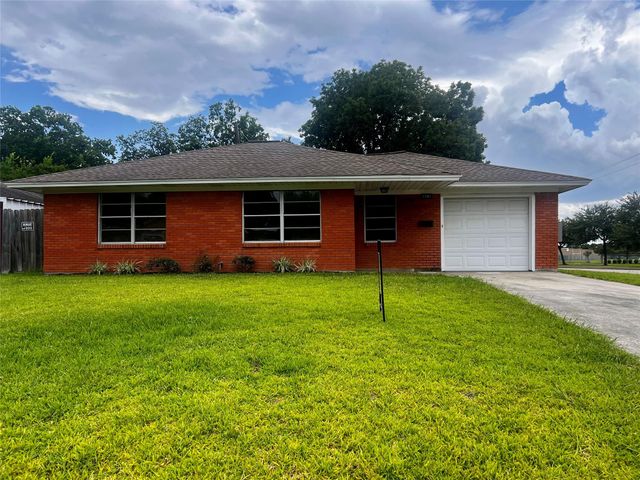 2102 Blueberry Lane, Pasadena, TX 77502