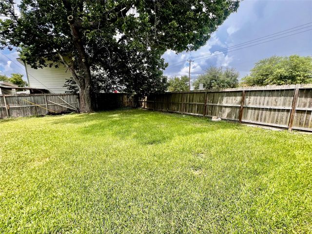 2102 Blueberry Lane, Pasadena, TX 77502