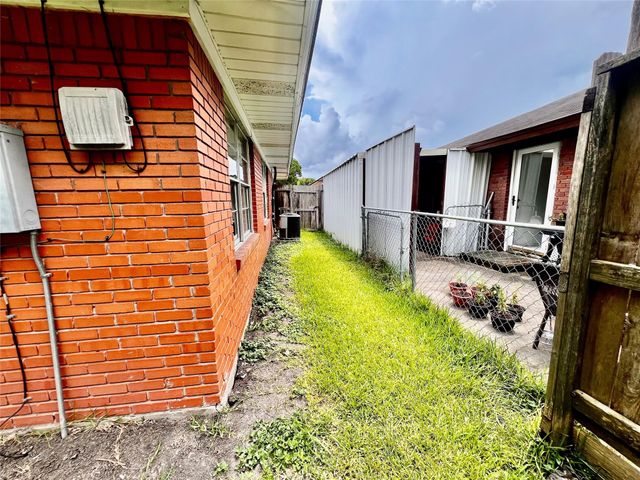2102 Blueberry Lane, Pasadena, TX 77502