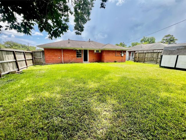 2102 Blueberry Lane, Pasadena, TX 77502