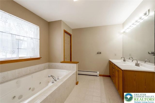 95 Benns Hill Road, Washington Twp, PA 18013