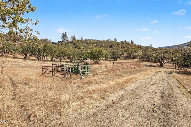 6590 Hillcrest Road, Medford, OR 97504