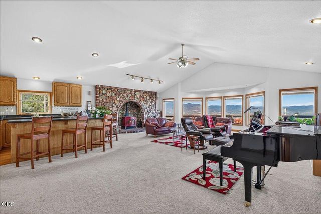6590 Hillcrest Road, Medford, OR 97504