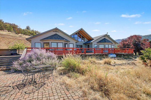 6590 Hillcrest Road, Medford, OR 97504
