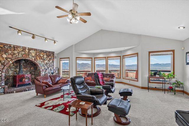 6590 Hillcrest Road, Medford, OR 97504