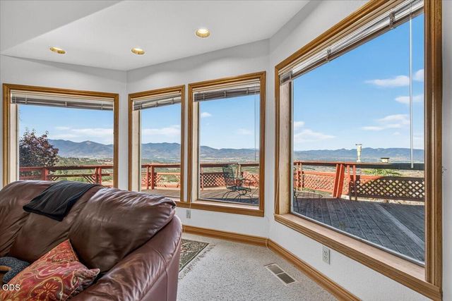6590 Hillcrest Road, Medford, OR 97504