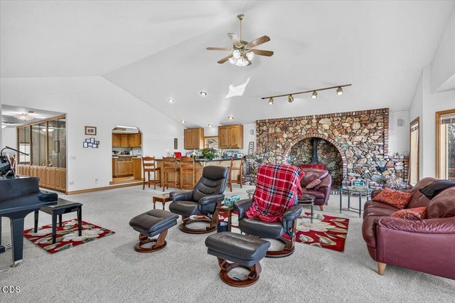 6590 Hillcrest Road, Medford, OR 97504