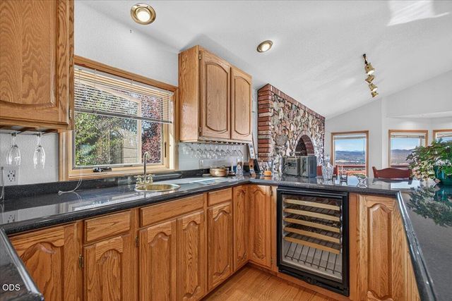 6590 Hillcrest Road, Medford, OR 97504