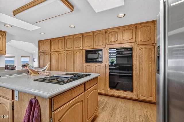 6590 Hillcrest Road, Medford, OR 97504