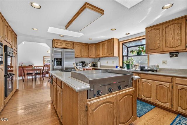 6590 Hillcrest Road, Medford, OR 97504