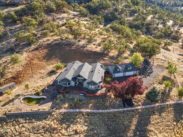 6590 Hillcrest Road, Medford, OR 97504