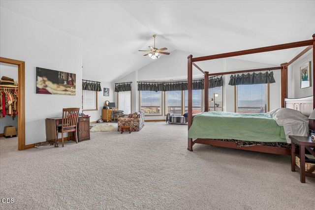 6590 Hillcrest Road, Medford, OR 97504