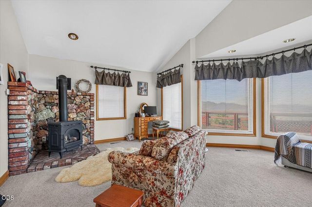 6590 Hillcrest Road, Medford, OR 97504