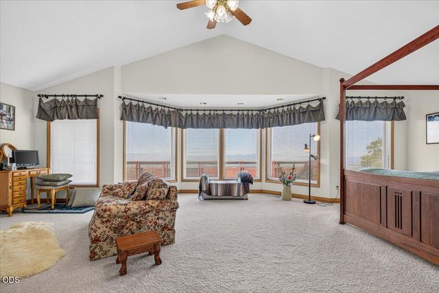 6590 Hillcrest Road, Medford, OR 97504