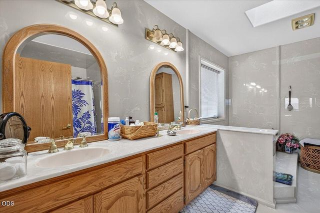 6590 Hillcrest Road, Medford, OR 97504