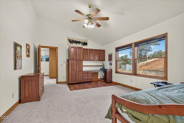 6590 Hillcrest Road, Medford, OR 97504