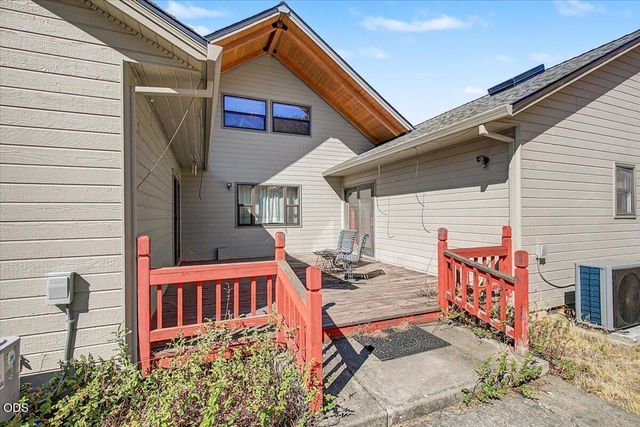 6590 Hillcrest Road, Medford, OR 97504