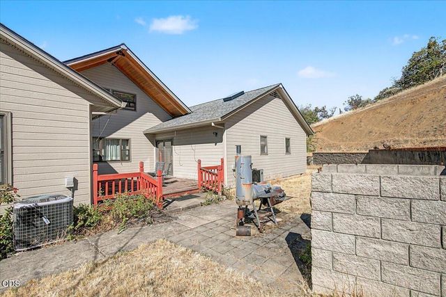 6590 Hillcrest Road, Medford, OR 97504