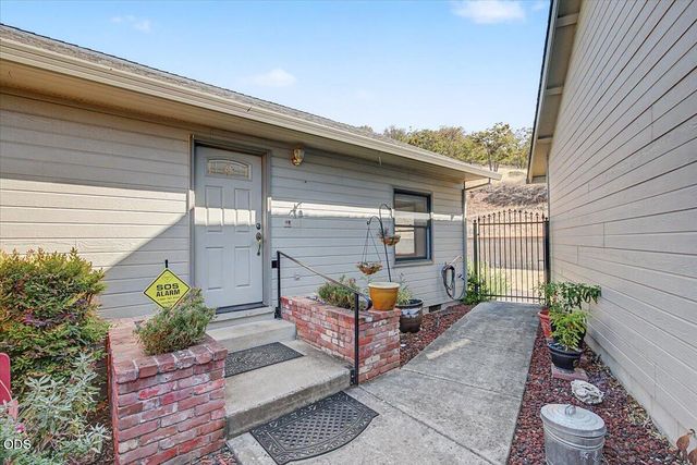 6590 Hillcrest Road, Medford, OR 97504