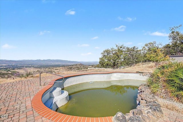 6590 Hillcrest Road, Medford, OR 97504