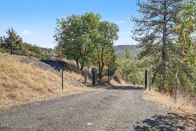 6590 Hillcrest Road, Medford, OR 97504
