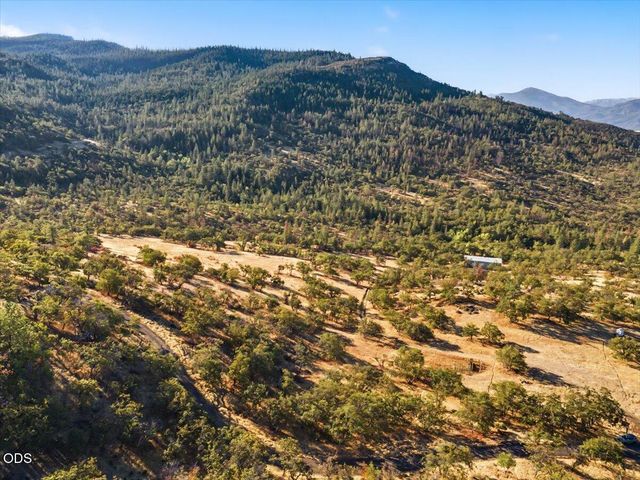 6590 Hillcrest Road, Medford, OR 97504