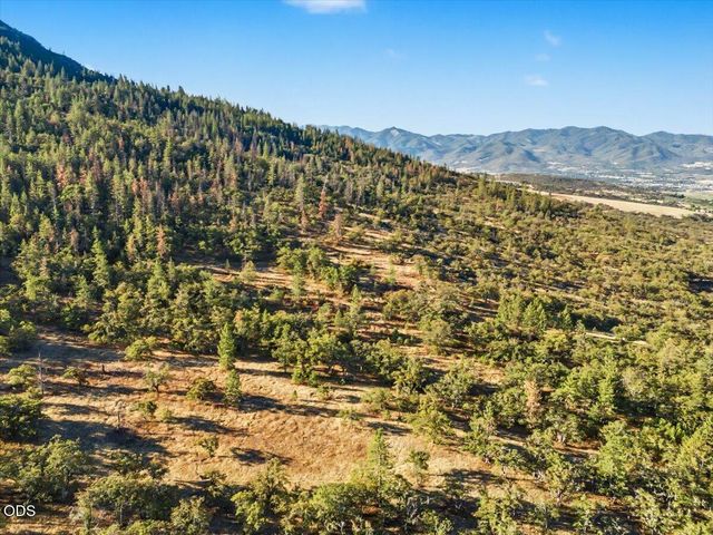 6590 Hillcrest Road, Medford, OR 97504
