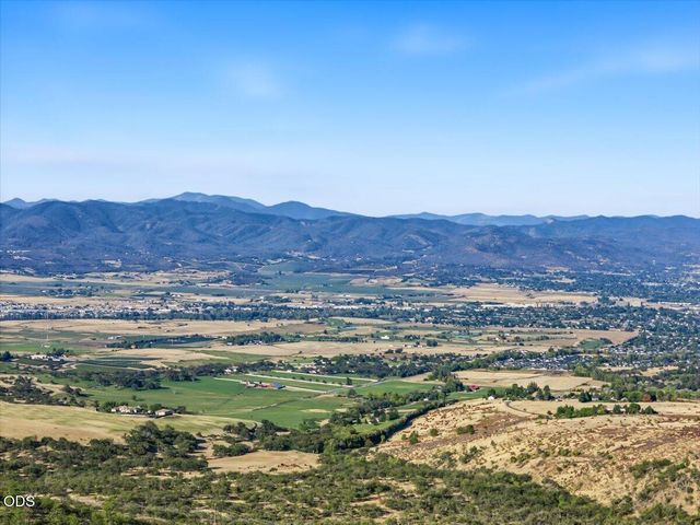 6590 Hillcrest Road, Medford, OR 97504