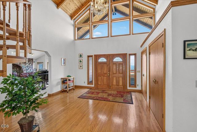 6590 Hillcrest Road, Medford, OR 97504