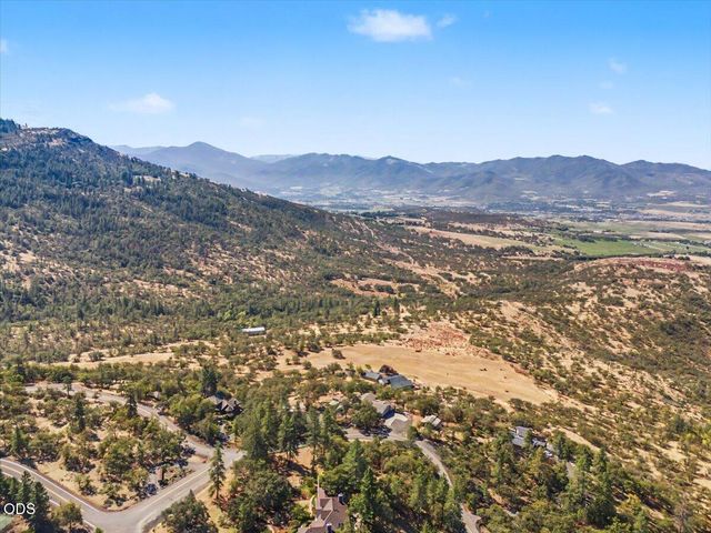 6590 Hillcrest Road, Medford, OR 97504