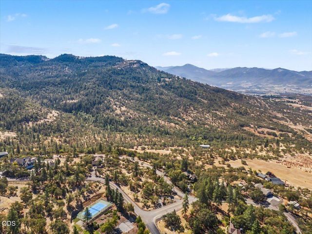 6590 Hillcrest Road, Medford, OR 97504