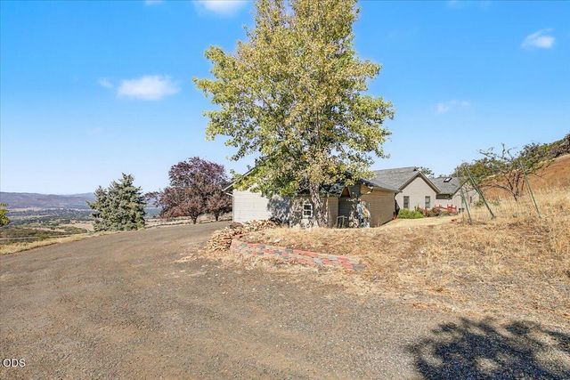 6590 Hillcrest Road, Medford, OR 97504