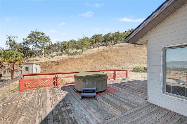 6590 Hillcrest Road, Medford, OR 97504