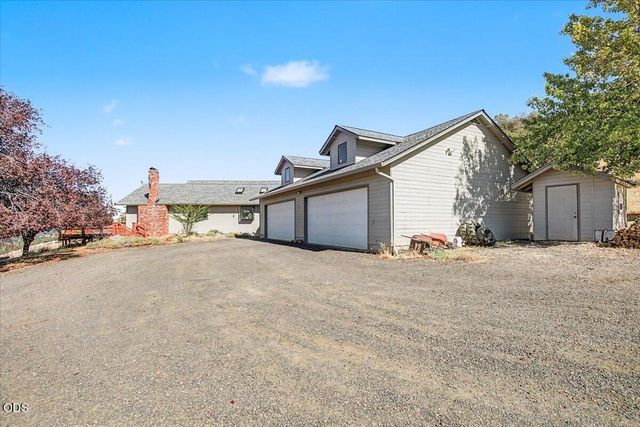6590 Hillcrest Road, Medford, OR 97504